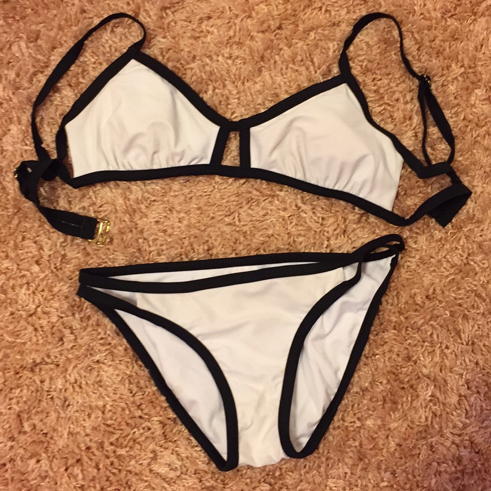 Bikini - Picture 1 of 1